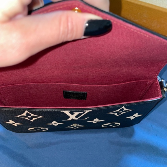 Louis Vuitton - Picture 2 of 4